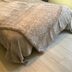 Isaac Mizrahi Queen Size Fur Throw Blanket
